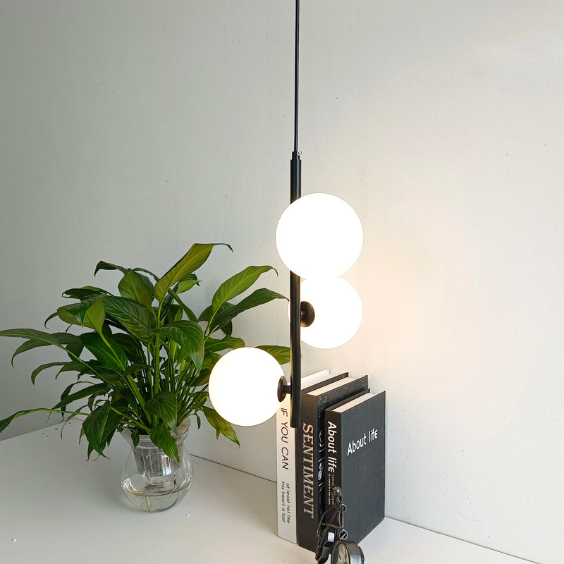 suspension moderne en verre et laiton noir design lumineux