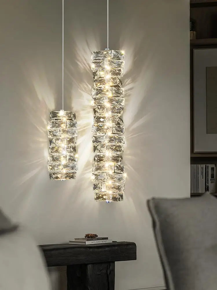 lustre moderne léger en cristal pour intérieurs élégants et contemporains