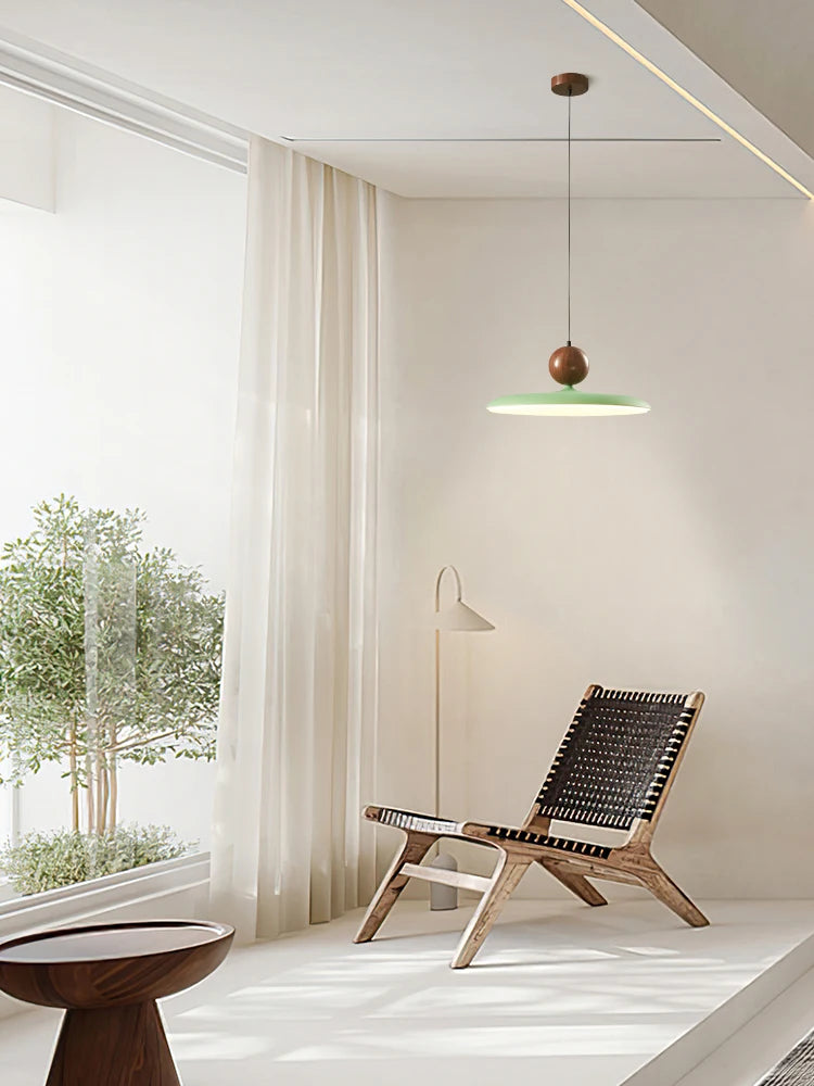 lampe à poser design en bois de noyer pour intérieur élégant