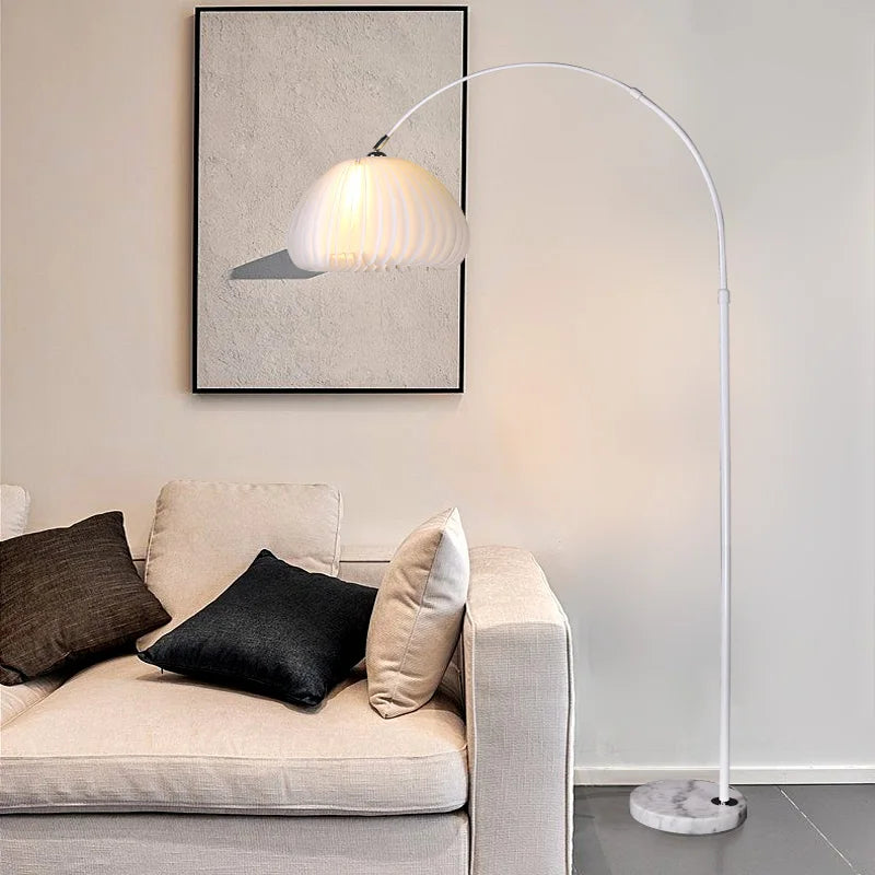 lampadaire en acrylique design pour décoration intérieure élégante