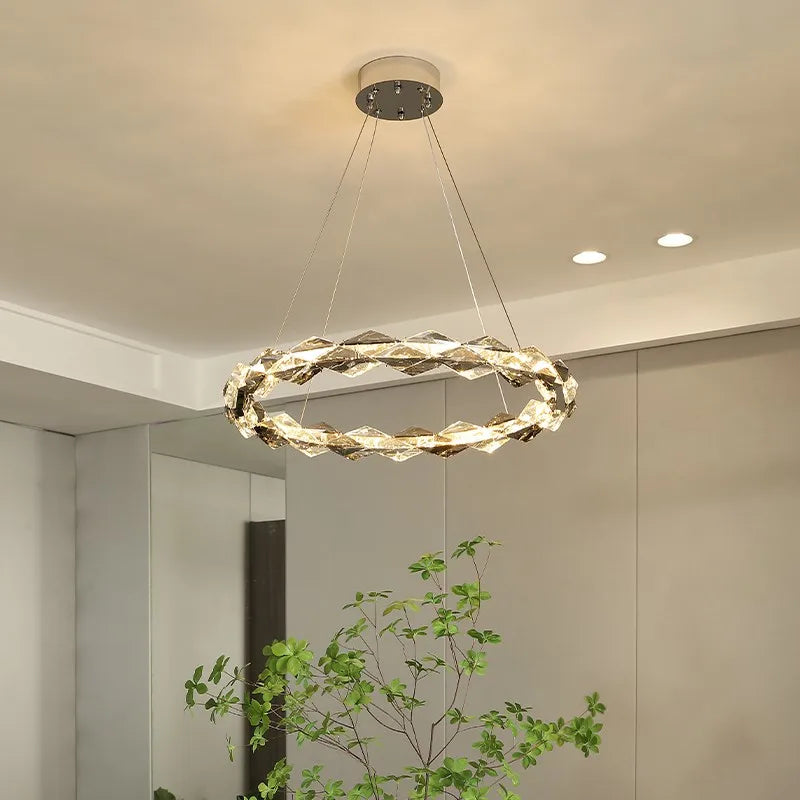 lustre moderne en cristal pour ambiance élégante et minimaliste