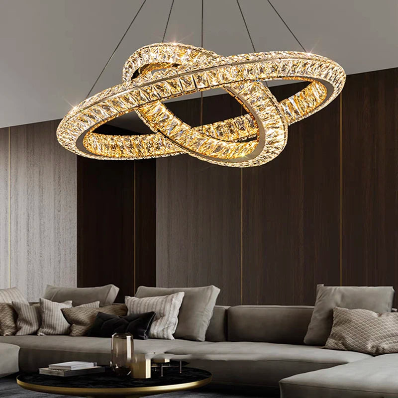 lustre en cristal doré design moderne pour intérieur élégant