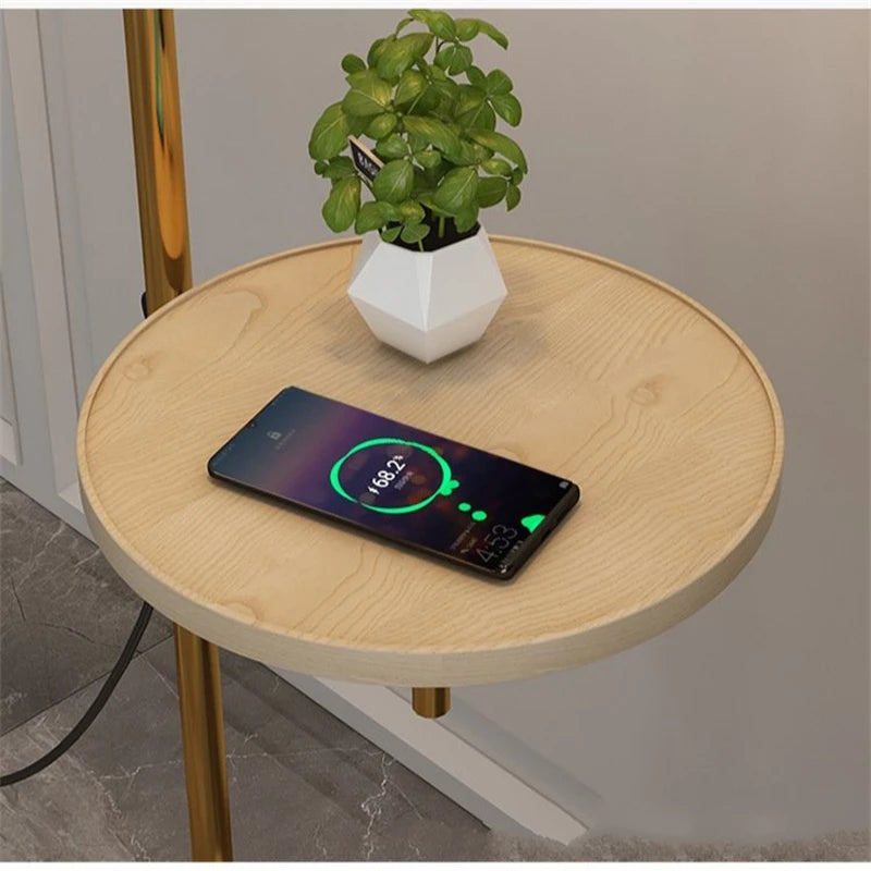 lampe de sol et table en bois avec chargement sans fil