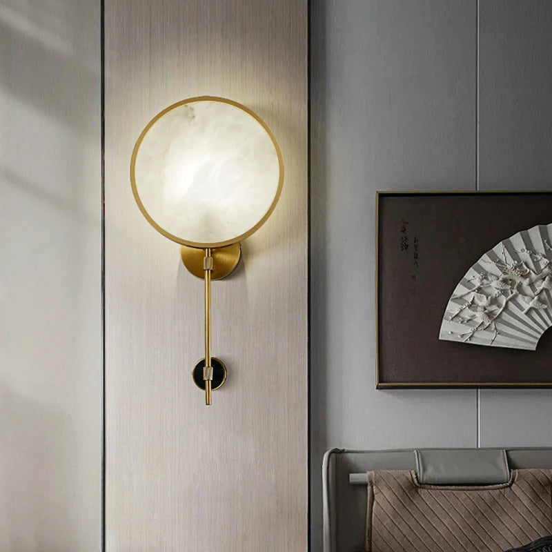 lampe chinoise dorée en cuivre et marbre pour ambiance moderne