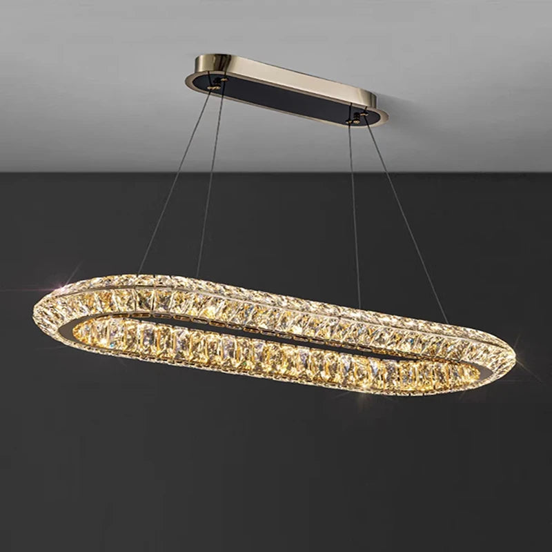 lustre en cristal doré design moderne pour intérieur élégant