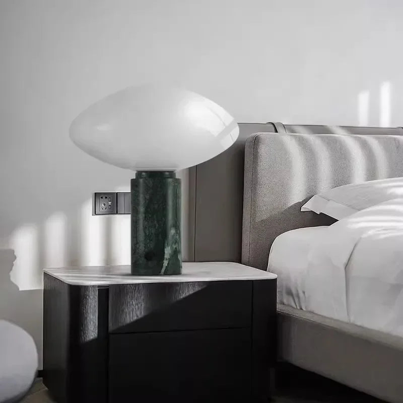 lampe à poser en marbre avec boule de verre design danois