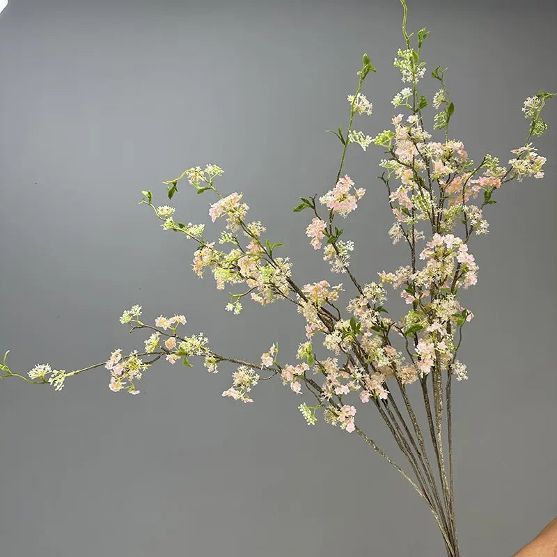 décoration de table en fleurs artificielles et saule neige