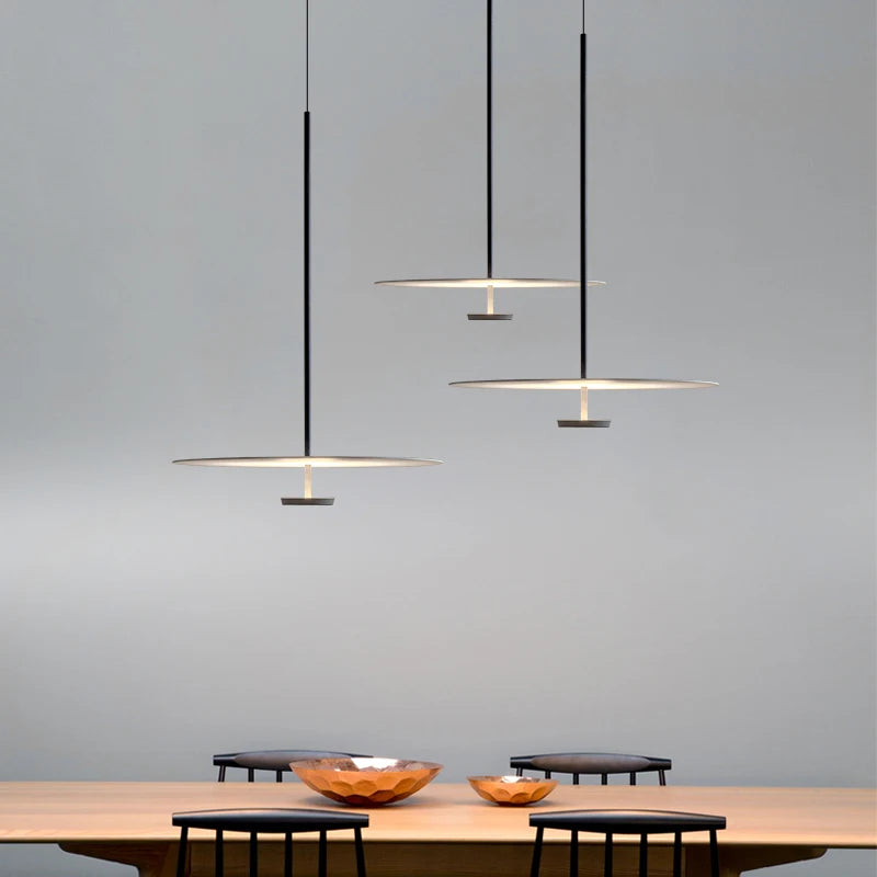 lampe led suspendue ronde en métal design moderne décoratif minimaliste ou créatif
