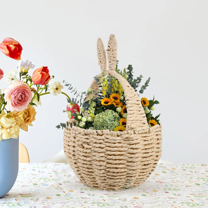 panier de chasse aux œufs de pâques avec jouets et bonbons pour bébé