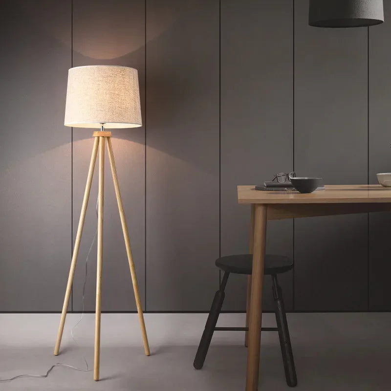 lampadaire en bois massif avec abat-jour en tissu moderne