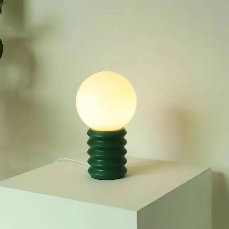 lampe à poser design en verre pour une ambiance chaleureuse