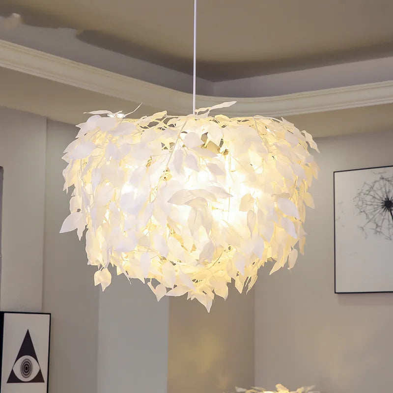 lustre en feuilles plastiques pour une ambiance romantique et décorative