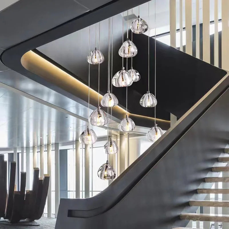 lustre en cristal design luxueux pour escalier colimaçon moderne