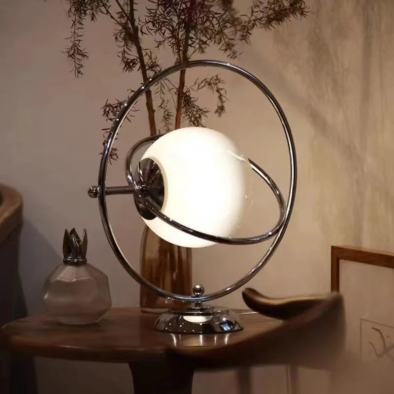 lampe à poser scandinave en chrome avec boule en verre