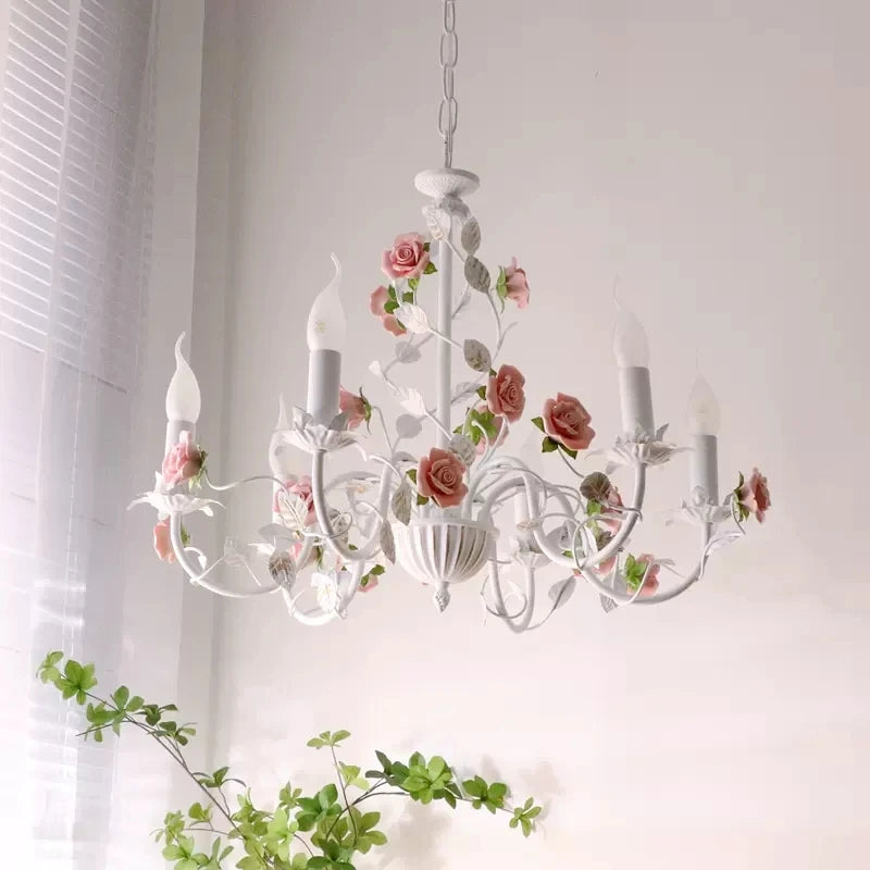 lustre en fer forgé avec décor de roses romantiques fleurs pastorales