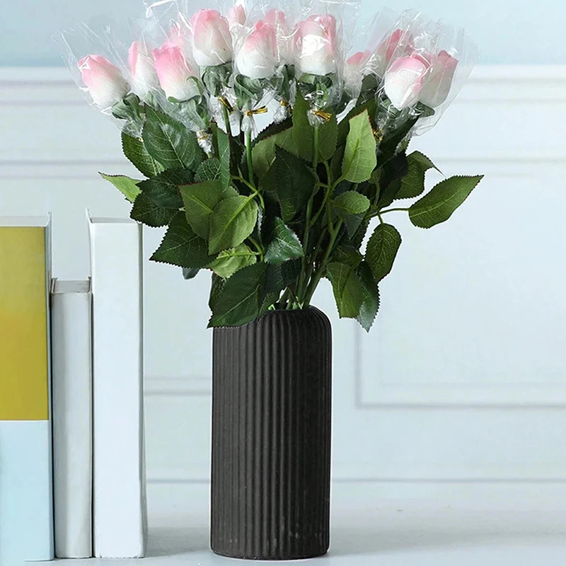 vase en plastique rayé pour arrangement floral décoratif