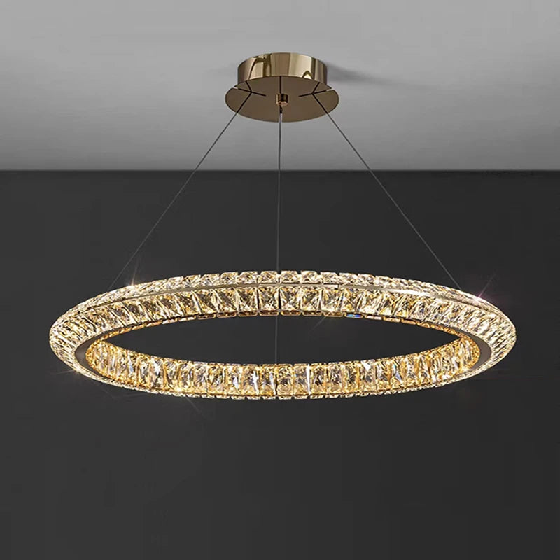 lustre en cristal doré design moderne pour intérieur élégant