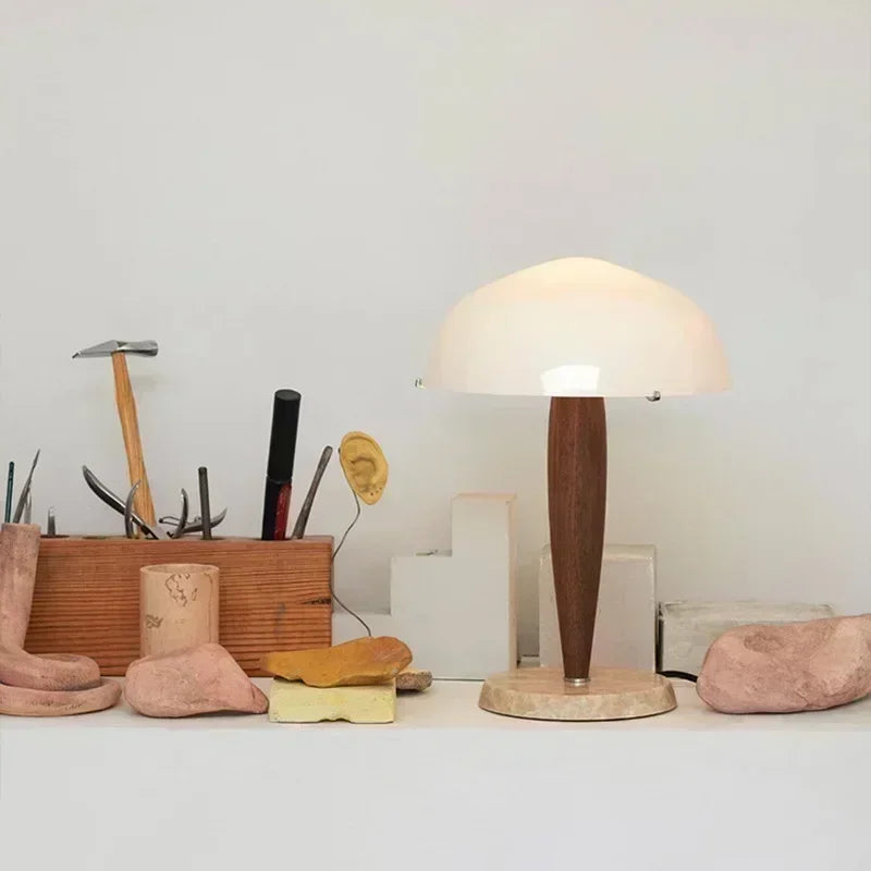 lampe de table moderne en bois et marbre avec abat-jour en verre