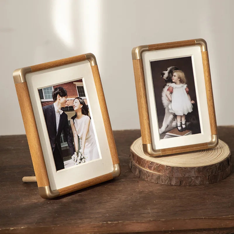 cadre photo en bois avec coin en cuivre pour décoration élégante