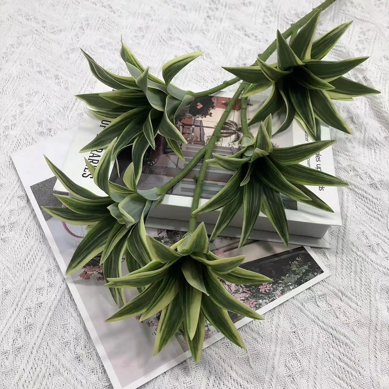 plante tropicale en pot avec palmier et bambou décoratif