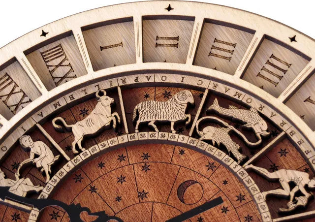 horloge en bois avec signes du zodiaque et constellations art déco