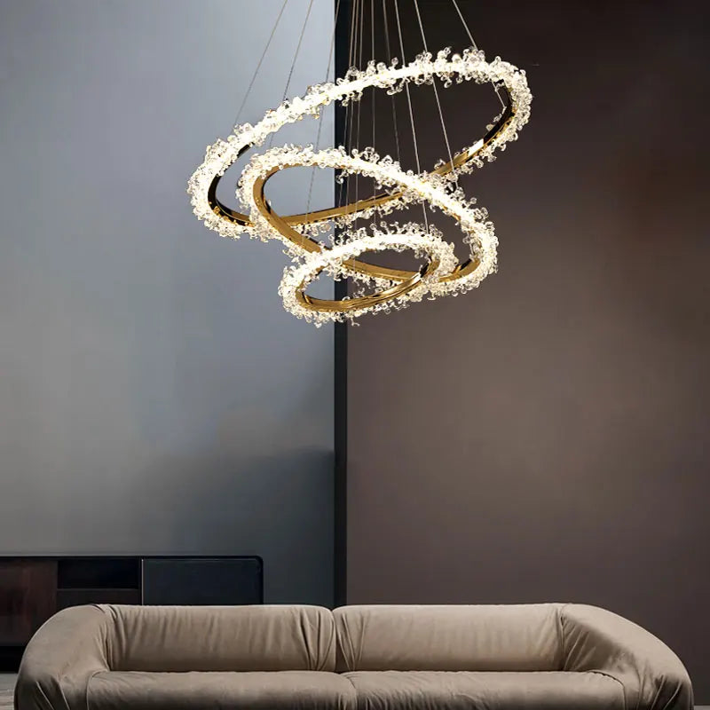 lustre en cristal de luxe avec anneau doré lumineux et élégant