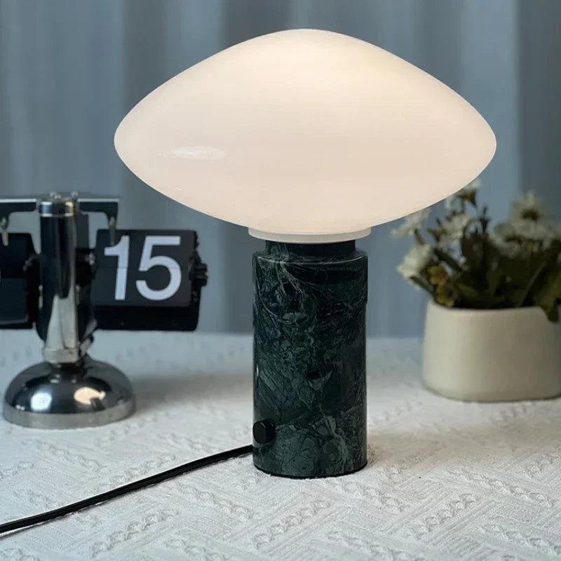 lampe à poser en marbre avec boule de verre design danois