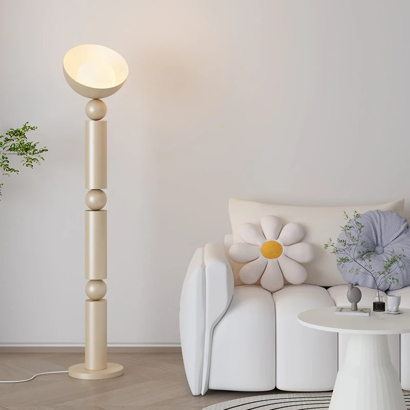 lampadaire minimaliste design pour une ambiance élégante et moderne