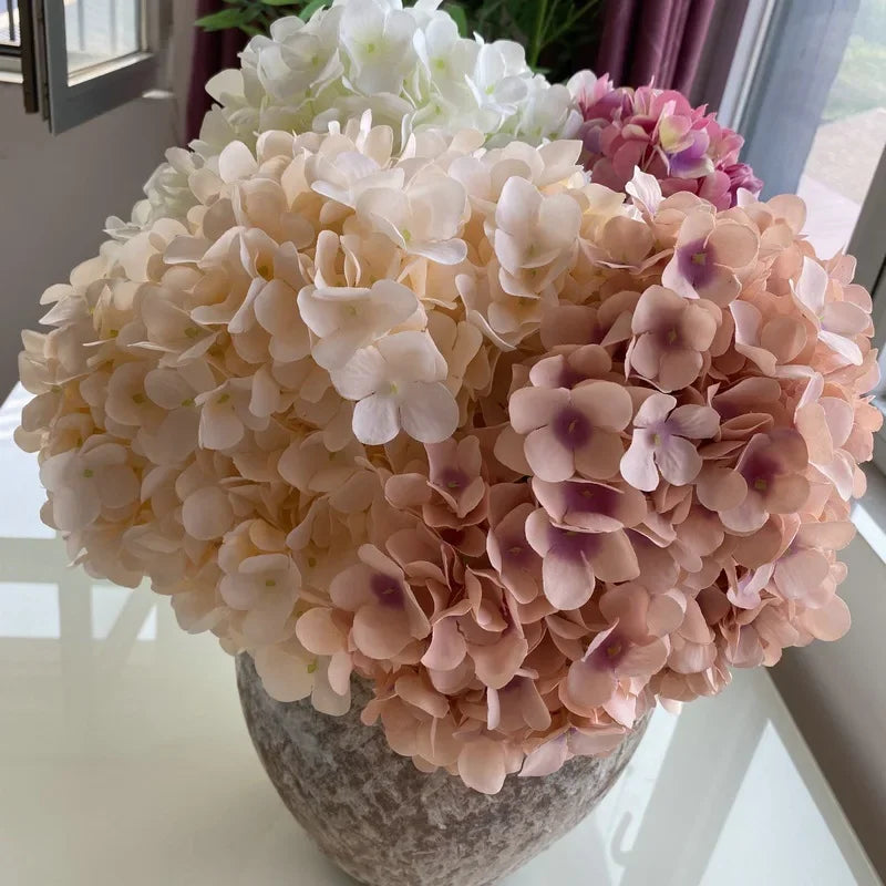 bouquet d'hortensias en soie pour décoration intérieure élégante