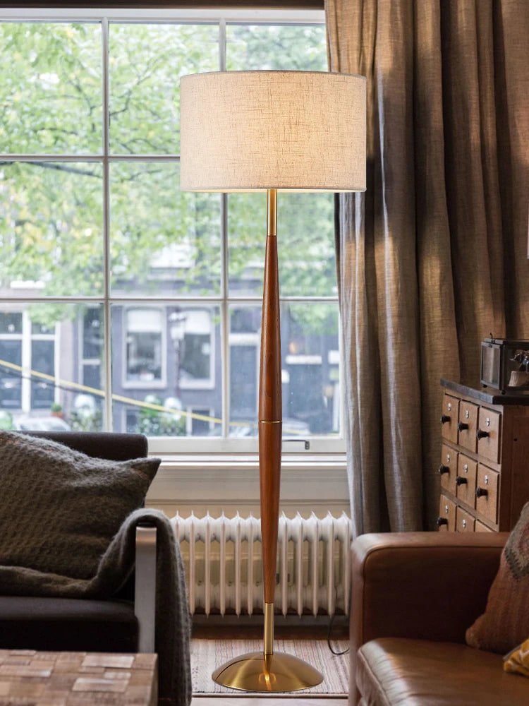 lampadaire moderne en bois de noyer et tissu décoratif