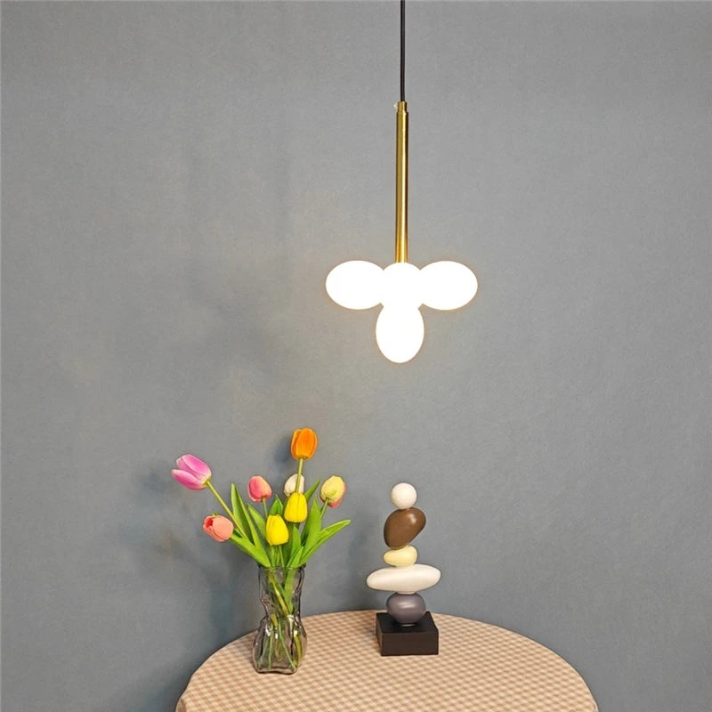 lustre minimaliste en verre design moderne pour intérieur élégant