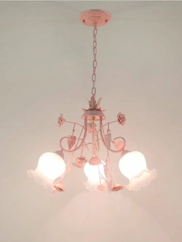 lustre rose pour une ambiance enfantine lumineuse et douce