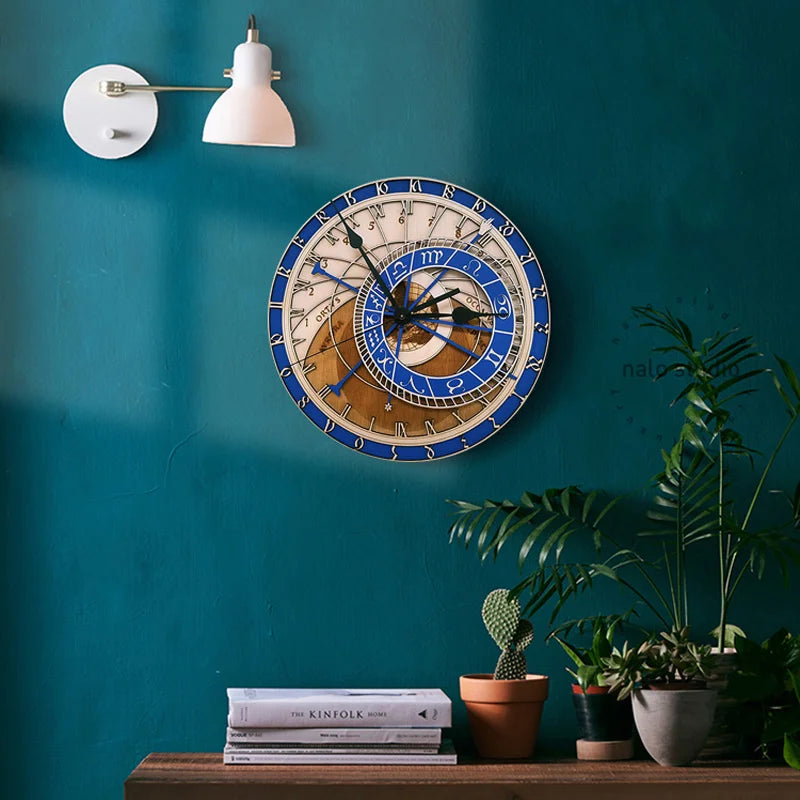 horloge en bois avec signes du zodiaque et constellations art déco