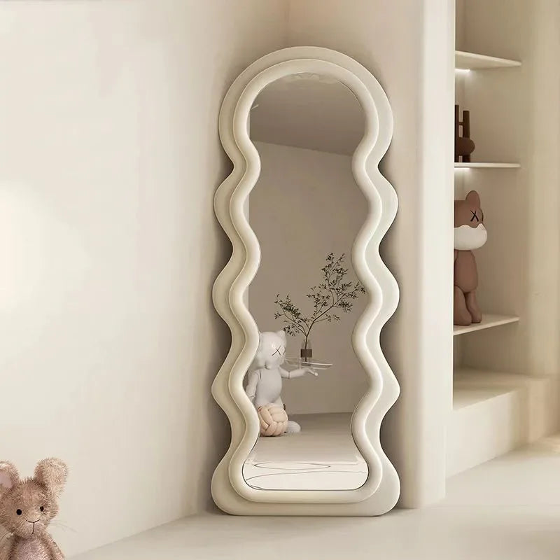 miroir ondulé design moderne pour un espace chic et funky