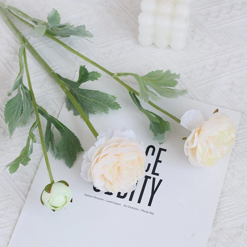 petit bouquet de fleurs artificielles pour décoration de mariage hiver