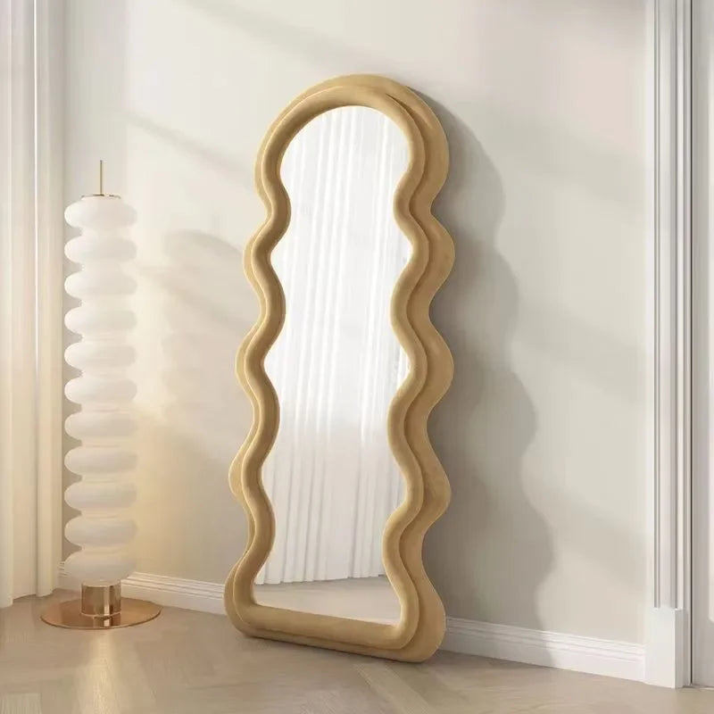 miroir ondulé design moderne pour un espace chic et funky