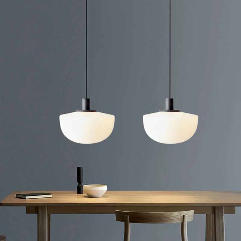 lampe minimaliste suspendue en verre adaptée pour étude et chevet