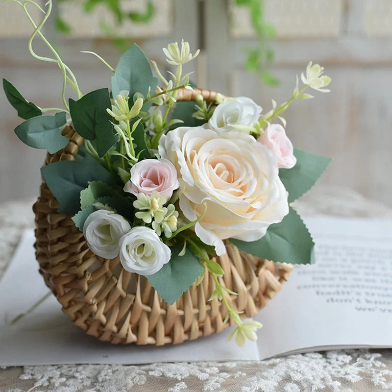 panier en rotin et osier pour fleurs et rangement