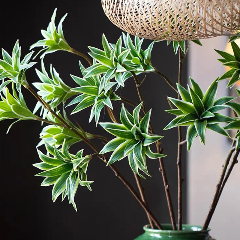 plante tropicale en pot avec palmier et bambou décoratif