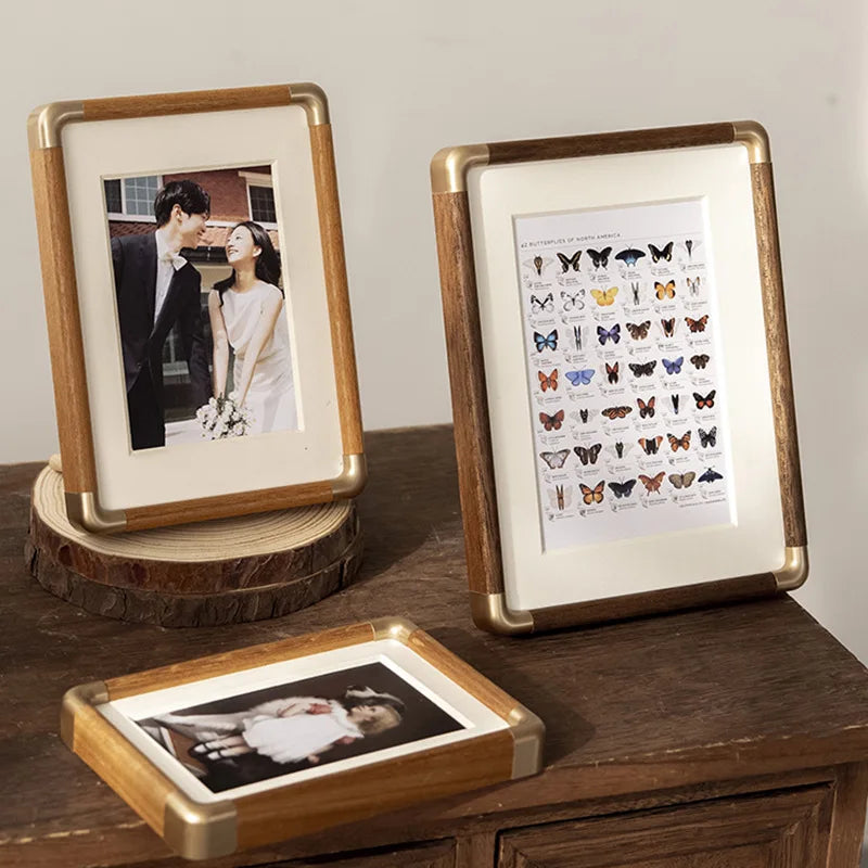 cadre photo en bois avec coin en cuivre pour décoration élégante