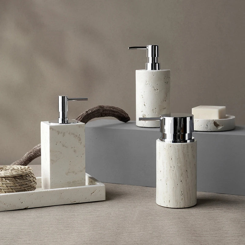 ensemble daccessoires en travertin beige pour salle de bain