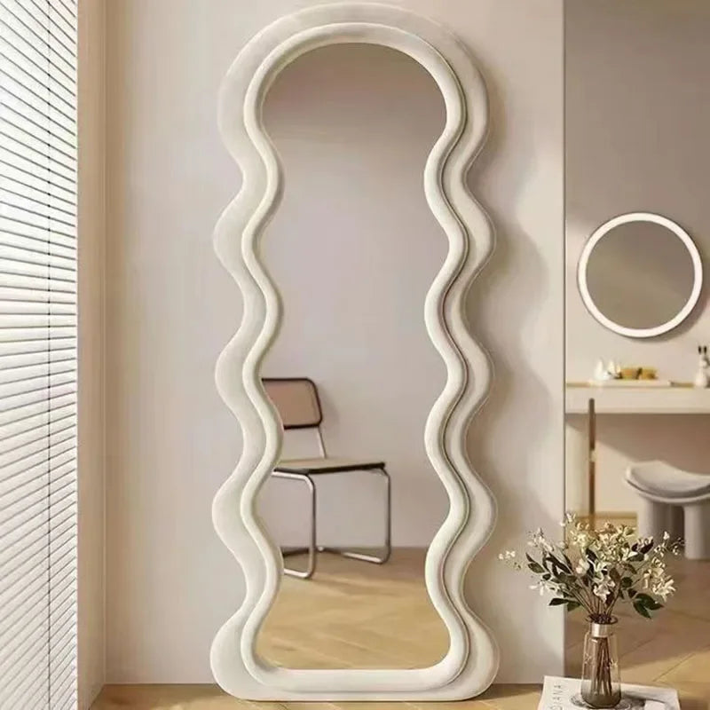 miroir ondulé design moderne pour un espace chic et funky