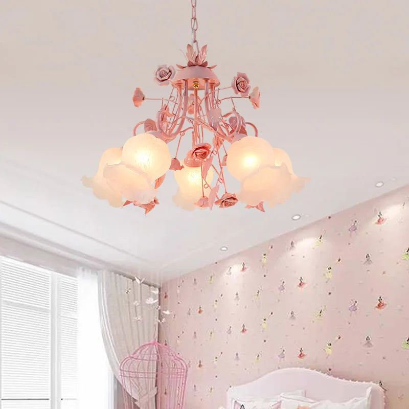 lustre rose pour une ambiance enfantine lumineuse et douce