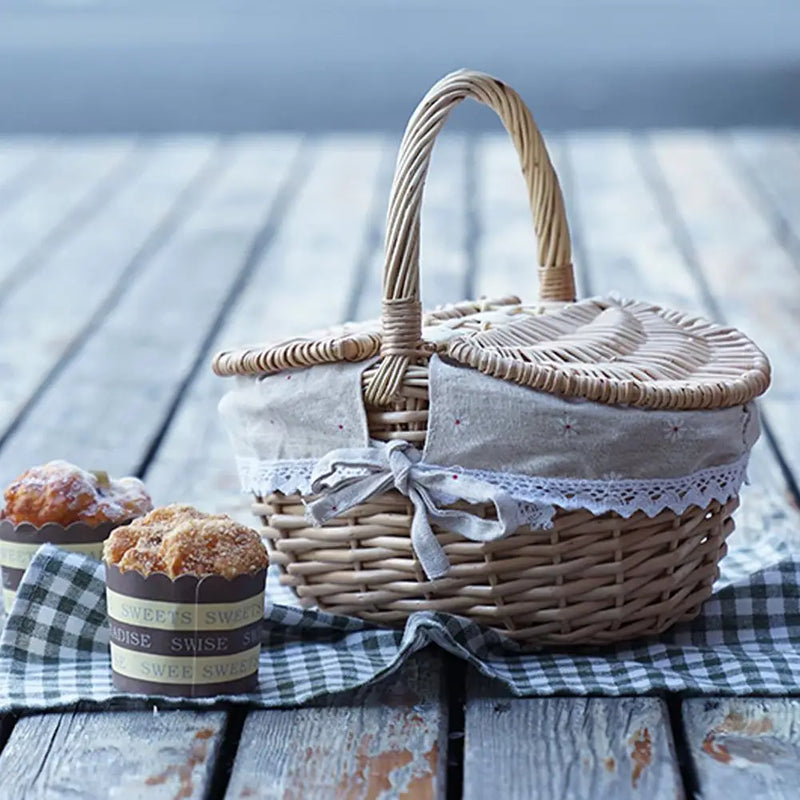 panier de pique-nique en osier avec poignée en main