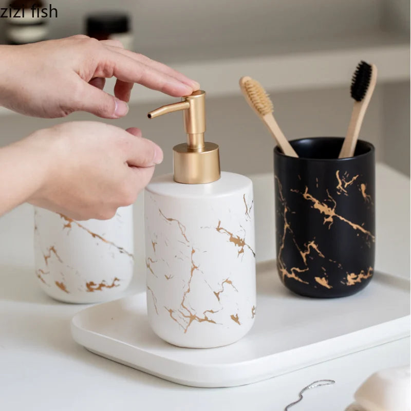 ensemble de céramique marbrée pour salle de bain et rangement