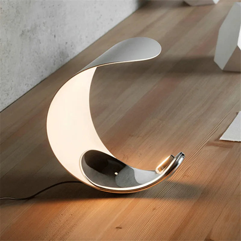 lampe de table créative en chrome pour ambiance moderne