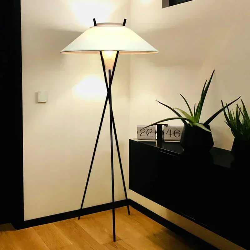 lampadaire design minimaliste en tissu pour intérieur contemporain