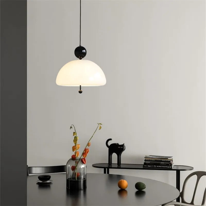 suspension en verre blanc laiteux forme fleur style bauhaus