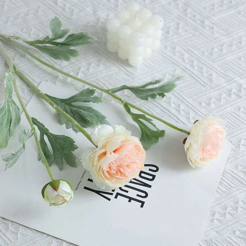 petit bouquet de fleurs artificielles pour décoration de mariage hiver