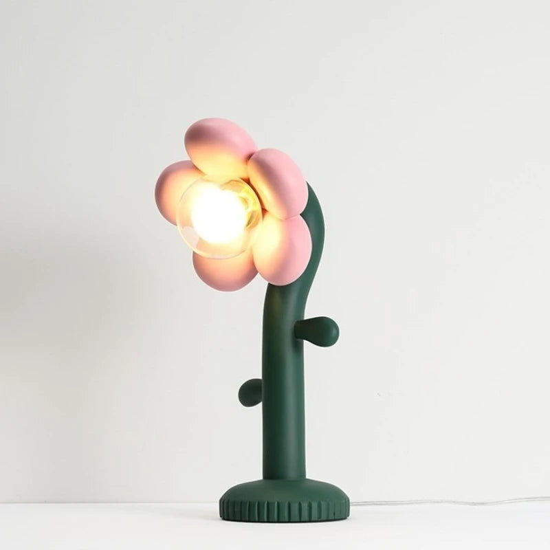 lampe à poser design en résine pour un éclairage chaleureux